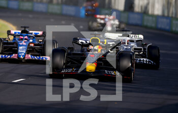 2022-04-10 - 01 VERSTAPPEN Max (nld), Red Bull Racing RB18, 14 ALONSO Fernando (spa), Alpine F1 Team A522, 10 GASLY Pierre (fra), Scuderia AlphaTauri AT03, action during the Formula 1 Heineken Australian Grand Prix 2022, 3rd round of the 2022 FIA Formula One World Championship, on the Albert Park Circuit, from April 8 to 10, 2022 in Melbourne, Australia - FORMULA 1 HEINEKEN AUSTRALIAN GRAND PRIX 2022, 3RD ROUND OF THE 2022 FIA FORMULA ONE WORLD CHAMPIONSHIP - FORMULA 1 - MOTORS