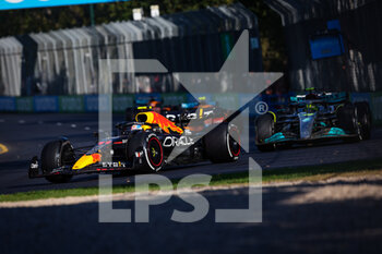 2022-04-10 - 11 PEREZ Sergio (mex), Red Bull Racing RB18, 44 HAMILTON Lewis (gbr), Mercedes AMG F1 Team W13, action during the Formula 1 Heineken Australian Grand Prix 2022, 3rd round of the 2022 FIA Formula One World Championship, on the Albert Park Circuit, from April 8 to 10, 2022 in Melbourne, Australia - FORMULA 1 HEINEKEN AUSTRALIAN GRAND PRIX 2022, 3RD ROUND OF THE 2022 FIA FORMULA ONE WORLD CHAMPIONSHIP - FORMULA 1 - MOTORS