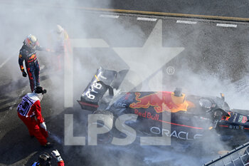 2022-04-10 - VERSTAPPEN Max (ned), Red Bull Racing RB18, action retiring from the race due to mechanical failure, during the Formula 1 Heineken Australian Grand Prix 2022, 3rd round of the 2022 FIA Formula One World Championship, on the Albert Park Circuit, from April 8 to 10, 2022 in Melbourne, Australia - FORMULA 1 HEINEKEN AUSTRALIAN GRAND PRIX 2022, 3RD ROUND OF THE 2022 FIA FORMULA ONE WORLD CHAMPIONSHIP - FORMULA 1 - MOTORS