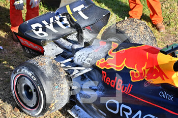 2022-04-10 - VERSTAPPEN Max (ned), Red Bull Racing RB18, action retiring from the race due to mechanical failure, during the Formula 1 Heineken Australian Grand Prix 2022, 3rd round of the 2022 FIA Formula One World Championship, on the Albert Park Circuit, from April 8 to 10, 2022 in Melbourne, Australia - FORMULA 1 HEINEKEN AUSTRALIAN GRAND PRIX 2022, 3RD ROUND OF THE 2022 FIA FORMULA ONE WORLD CHAMPIONSHIP - FORMULA 1 - MOTORS