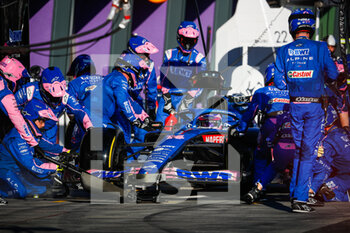 2022-04-10 - 14 ALONSO Fernando (spa), Alpine F1 Team A522, action pitstop during the Formula 1 Heineken Australian Grand Prix 2022, 3rd round of the 2022 FIA Formula One World Championship, on the Albert Park Circuit, from April 8 to 10, 2022 in Melbourne, Australia - FORMULA 1 HEINEKEN AUSTRALIAN GRAND PRIX 2022, 3RD ROUND OF THE 2022 FIA FORMULA ONE WORLD CHAMPIONSHIP - FORMULA 1 - MOTORS