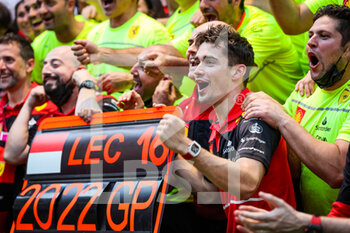 2022-04-10 - LECLERC Charles (mco), Scuderia Ferrari F1-75, celebrating victory with the team during the Formula 1 Heineken Australian Grand Prix 2022, 3rd round of the 2022 FIA Formula One World Championship, on the Albert Park Circuit, from April 8 to 10, 2022 in Melbourne, Australia - FORMULA 1 HEINEKEN AUSTRALIAN GRAND PRIX 2022, 3RD ROUND OF THE 2022 FIA FORMULA ONE WORLD CHAMPIONSHIP - FORMULA 1 - MOTORS