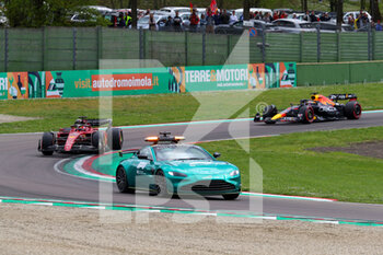 2022-04-23 - Safety Car leading the group after first lap of sprint race - FORMULA 1 ROLEX EMILIA ROMAGNA GRAND PRIX 2022, 4RD ROUND OF THE 2022 FIA FORMULA ONE WORLD CHAMPIONSHIP FREE PRACTISES AND SPRINT RACE - FORMULA 1 - MOTORS