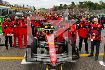 2022-04-24 - Scuderia Ferrari Team on the Grid - FORMULA 1 ROLEX EMILIA ROMAGNA GRAND PRIX 2022, 4RD ROUND OF THE 2022 FIA FORMULA ONE WORLD CHAMPIONSHIP RACE - FORMULA 1 - MOTORS