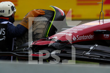 2022-04-24 - Carlos Sainz (SPA) Ferrari F1-75 after crash at turn1 with  Daniel Ricciardo (AUS) McLaren MCL36 - FORMULA 1 ROLEX EMILIA ROMAGNA GRAND PRIX 2022, 4RD ROUND OF THE 2022 FIA FORMULA ONE WORLD CHAMPIONSHIP RACE - FORMULA 1 - MOTORS