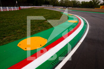 2022-04-21 - Track ambiance, kerbs, during the Formula 1 Grand Premio del Made in Italy e dell'Emilia-Romagna 2022, 4th round of the 2022 FIA Formula One World Championship, on the Imola Circuit, from April 22 to 24, 2022 in Imola, Italy - FORMULA 1 GRAND PREMIO DEL MADE IN ITALY E DELL'EMILIA-ROMAGNA 2022, 4TH ROUND OF THE 2022 FIA FORMULA ONE WORLD CHAMPIONSHIP - FORMULA 1 - MOTORS