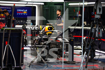 2022-04-21 - Red Bull Racing Honda RB18, mechanical detail in the garage, box, during the Formula 1 Grand Premio del Made in Italy e dell'Emilia-Romagna 2022, 4th round of the 2022 FIA Formula One World Championship, on the Imola Circuit, from April 22 to 24, 2022 in Imola, Italy - FORMULA 1 GRAND PREMIO DEL MADE IN ITALY E DELL'EMILIA-ROMAGNA 2022, 4TH ROUND OF THE 2022 FIA FORMULA ONE WORLD CHAMPIONSHIP - FORMULA 1 - MOTORS