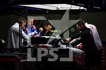 2022-04-21 - Haas F1 Team VF-22 Ferrari, Mechanical detail in the garage, box, during the Formula 1 Grand Premio del Made in Italy e dell'Emilia-Romagna 2022, 4th round of the 2022 FIA Formula One World Championship, on the Imola Circuit, from April 22 to 24, 2022 in Imola, Italy - FORMULA 1 GRAND PREMIO DEL MADE IN ITALY E DELL'EMILIA-ROMAGNA 2022, 4TH ROUND OF THE 2022 FIA FORMULA ONE WORLD CHAMPIONSHIP - FORMULA 1 - MOTORS