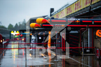 2022-04-21 - Red Bull Racing, ambiance, rain, pluie, during the Formula 1 Grand Premio del Made in Italy e dell'Emilia-Romagna 2022, 4th round of the 2022 FIA Formula One World Championship, on the Imola Circuit, from April 22 to 24, 2022 in Imola, Italy - FORMULA 1 GRAND PREMIO DEL MADE IN ITALY E DELL'EMILIA-ROMAGNA 2022, 4TH ROUND OF THE 2022 FIA FORMULA ONE WORLD CHAMPIONSHIP - FORMULA 1 - MOTORS