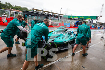 2022-04-22 - 18 STROLL Lance (can), Aston Martin F1 Team AMR22, action pitstop during the Formula 1 Grand Premio del Made in Italy e dell'Emilia-Romagna 2022, 4th round of the 2022 FIA Formula One World Championship, on the Imola Circuit, from April 22 to 24, 2022 in Imola, Italy - FORMULA 1 GRAND PREMIO DEL MADE IN ITALY E DELL'EMILIA-ROMAGNA 2022, 4TH ROUND OF THE 2022 FIA FORMULA ONE WORLD CHAMPIONSHIP - FORMULA 1 - MOTORS