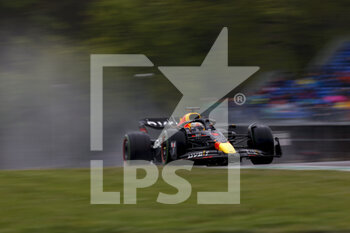 2022-04-22 - 01 VERSTAPPEN Max (nld), Red Bull Racing RB18, action during the Formula 1 Grand Premio del Made in Italy e dell'Emilia-Romagna 2022, 4th round of the 2022 FIA Formula One World Championship, on the Imola Circuit, from April 22 to 24, 2022 in Imola, Italy - FORMULA 1 GRAND PREMIO DEL MADE IN ITALY E DELL'EMILIA-ROMAGNA 2022, 4TH ROUND OF THE 2022 FIA FORMULA ONE WORLD CHAMPIONSHIP - FORMULA 1 - MOTORS