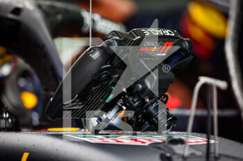 2022-04-22 - Red Bull Racing Honda RB18, mechanical detail of steering wheel during the Formula 1 Grand Premio del Made in Italy e dell'Emilia-Romagna 2022, 4th round of the 2022 FIA Formula One World Championship, on the Imola Circuit, from April 22 to 24, 2022 in Imola, Italy - FORMULA 1 GRAND PREMIO DEL MADE IN ITALY E DELL'EMILIA-ROMAGNA 2022, 4TH ROUND OF THE 2022 FIA FORMULA ONE WORLD CHAMPIONSHIP - FORMULA 1 - MOTORS