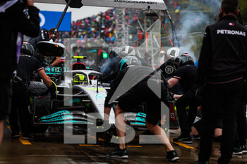2022-04-22 - 44 HAMILTON Lewis (gbr), Mercedes AMG F1 Team W13, action pitstop during the Formula 1 Grand Premio del Made in Italy e dell'Emilia-Romagna 2022, 4th round of the 2022 FIA Formula One World Championship, on the Imola Circuit, from April 22 to 24, 2022 in Imola, Italy - FORMULA 1 GRAND PREMIO DEL MADE IN ITALY E DELL'EMILIA-ROMAGNA 2022, 4TH ROUND OF THE 2022 FIA FORMULA ONE WORLD CHAMPIONSHIP - FORMULA 1 - MOTORS