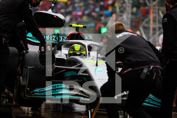 2022-04-22 - 44 HAMILTON Lewis (gbr), Mercedes AMG F1 Team W13, action pitstop during the Formula 1 Grand Premio del Made in Italy e dell'Emilia-Romagna 2022, 4th round of the 2022 FIA Formula One World Championship, on the Imola Circuit, from April 22 to 24, 2022 in Imola, Italy - FORMULA 1 GRAND PREMIO DEL MADE IN ITALY E DELL'EMILIA-ROMAGNA 2022, 4TH ROUND OF THE 2022 FIA FORMULA ONE WORLD CHAMPIONSHIP - FORMULA 1 - MOTORS
