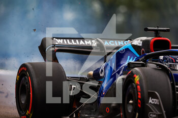 2022-04-22 - ALBON Alexander (tha), Williams Racing FW44, action mechanical brakes failure during the Formula 1 Grand Premio del Made in Italy e dell'Emilia-Romagna 2022, 4th round of the 2022 FIA Formula One World Championship, on the Imola Circuit, from April 22 to 24, 2022 in Imola, Italy - FORMULA 1 GRAND PREMIO DEL MADE IN ITALY E DELL'EMILIA-ROMAGNA 2022, 4TH ROUND OF THE 2022 FIA FORMULA ONE WORLD CHAMPIONSHIP - FORMULA 1 - MOTORS