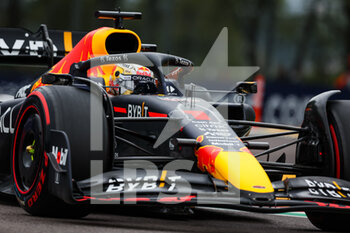 2022-04-22 - 01 VERSTAPPEN Max (nld), Red Bull Racing RB18, action during the Formula 1 Grand Premio del Made in Italy e dell'Emilia-Romagna 2022, 4th round of the 2022 FIA Formula One World Championship, on the Imola Circuit, from April 22 to 24, 2022 in Imola, Italy - FORMULA 1 GRAND PREMIO DEL MADE IN ITALY E DELL'EMILIA-ROMAGNA 2022, 4TH ROUND OF THE 2022 FIA FORMULA ONE WORLD CHAMPIONSHIP - FORMULA 1 - MOTORS