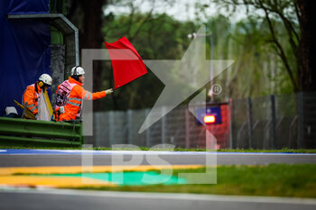2022-04-22 - Marshal waving the red flag during the Formula 1 Grand Premio del Made in Italy e dell'Emilia-Romagna 2022, 4th round of the 2022 FIA Formula One World Championship, on the Imola Circuit, from April 22 to 24, 2022 in Imola, Italy - FORMULA 1 GRAND PREMIO DEL MADE IN ITALY E DELL'EMILIA-ROMAGNA 2022, 4TH ROUND OF THE 2022 FIA FORMULA ONE WORLD CHAMPIONSHIP - FORMULA 1 - MOTORS