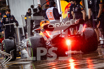 2022-04-22 - 01 VERSTAPPEN Max (nld), Red Bull Racing RB18, action pitlane, during the Formula 1 Grand Premio del Made in Italy e dell'Emilia-Romagna 2022, 4th round of the 2022 FIA Formula One World Championship, on the Imola Circuit, from April 22 to 24, 2022 in Imola, Italy - FORMULA 1 GRAND PREMIO DEL MADE IN ITALY E DELL'EMILIA-ROMAGNA 2022, 4TH ROUND OF THE 2022 FIA FORMULA ONE WORLD CHAMPIONSHIP - FORMULA 1 - MOTORS