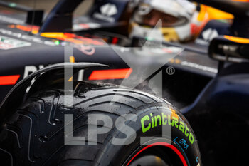 2022-04-22 - VERSTAPPEN Max (ned), Red Bull Racing RB18, portrait at parc fermé during the Formula 1 Grand Premio del Made in Italy e dell'Emilia-Romagna 2022, 4th round of the 2022 FIA Formula One World Championship, on the Imola Circuit, from April 22 to 24, 2022 in Imola, Italy - FORMULA 1 GRAND PREMIO DEL MADE IN ITALY E DELL'EMILIA-ROMAGNA 2022, 4TH ROUND OF THE 2022 FIA FORMULA ONE WORLD CHAMPIONSHIP - FORMULA 1 - MOTORS