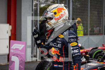 2022-04-22 - VERSTAPPEN Max (ned), Red Bull Racing RB18, portrait at parc fermé during the Formula 1 Grand Premio del Made in Italy e dell'Emilia-Romagna 2022, 4th round of the 2022 FIA Formula One World Championship, on the Imola Circuit, from April 22 to 24, 2022 in Imola, Italy - FORMULA 1 GRAND PREMIO DEL MADE IN ITALY E DELL'EMILIA-ROMAGNA 2022, 4TH ROUND OF THE 2022 FIA FORMULA ONE WORLD CHAMPIONSHIP - FORMULA 1 - MOTORS