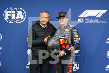 2022-04-22 - DOMENICALI Stefano (ita), Chairman and CEO Formula One Group FOG, VERSTAPPEN Max (ned), Red Bull Racing RB18, portrait during the Formula 1 Grand Premio del Made in Italy e dell'Emilia-Romagna 2022, 4th round of the 2022 FIA Formula One World Championship, on the Imola Circuit, from April 22 to 24, 2022 in Imola, Italy - FORMULA 1 GRAND PREMIO DEL MADE IN ITALY E DELL'EMILIA-ROMAGNA 2022, 4TH ROUND OF THE 2022 FIA FORMULA ONE WORLD CHAMPIONSHIP - FORMULA 1 - MOTORS