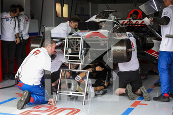 2022-04-23 - Haas F1 Team mechanic working on 20 MAGNUSSEN Kevin (den), Haas F1 Team VF-22 Ferrari, action during the Formula 1 Grand Premio del Made in Italy e dell'Emilia-Romagna 2022, 4th round of the 2022 FIA Formula One World Championship, on the Imola Circuit, from April 22 to 24, 2022 in Imola, Italy - FORMULA 1 GRAND PREMIO DEL MADE IN ITALY E DELL'EMILIA-ROMAGNA 2022, 4TH ROUND OF THE 2022 FIA FORMULA ONE WORLD CHAMPIONSHIP - FORMULA 1 - MOTORS
