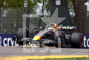 2022-04-23 - 01 VERSTAPPEN Max (nld), Red Bull Racing RB18, action during the Formula 1 Grand Premio del Made in Italy e dell'Emilia-Romagna 2022, 4th round of the 2022 FIA Formula One World Championship, on the Imola Circuit, from April 22 to 24, 2022 in Imola, Italy - FORMULA 1 GRAND PREMIO DEL MADE IN ITALY E DELL'EMILIA-ROMAGNA 2022, 4TH ROUND OF THE 2022 FIA FORMULA ONE WORLD CHAMPIONSHIP - FORMULA 1 - MOTORS