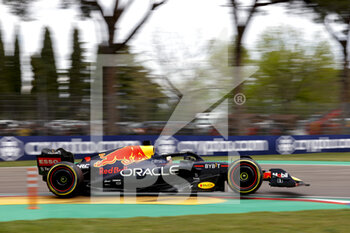 2022-04-23 - 01 VERSTAPPEN Max (nld), Red Bull Racing RB18, action01 VERSTAPPEN Max (nld), Red Bull Racing RB18, action during the Formula 1 Grand Premio del Made in Italy e dell'Emilia-Romagna 2022, 4th round of the 2022 FIA Formula One World Championship, on the Imola Circuit, from April 22 to 24, 2022 in Imola, Italy - FORMULA 1 GRAND PREMIO DEL MADE IN ITALY E DELL'EMILIA-ROMAGNA 2022, 4TH ROUND OF THE 2022 FIA FORMULA ONE WORLD CHAMPIONSHIP - FORMULA 1 - MOTORS