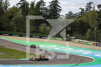 2022-04-23 - 01 VERSTAPPEN Max (nld), Red Bull Racing RB18, action 16 LECLERC Charles (mco), Scuderia Ferrari F1-75, action during the Formula 1 Grand Premio del Made in Italy e dell'Emilia-Romagna 2022, 4th round of the 2022 FIA Formula One World Championship, on the Imola Circuit, from April 22 to 24, 2022 in Imola, Italy - FORMULA 1 GRAND PREMIO DEL MADE IN ITALY E DELL'EMILIA-ROMAGNA 2022, 4TH ROUND OF THE 2022 FIA FORMULA ONE WORLD CHAMPIONSHIP - FORMULA 1 - MOTORS