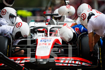 2022-04-23 - 20 MAGNUSSEN Kevin (den), Haas F1 Team VF-22 Ferrari, action pitstop during the Formula 1 Grand Premio del Made in Italy e dell'Emilia-Romagna 2022, 4th round of the 2022 FIA Formula One World Championship, on the Imola Circuit, from April 22 to 24, 2022 in Imola, Italy - FORMULA 1 GRAND PREMIO DEL MADE IN ITALY E DELL'EMILIA-ROMAGNA 2022, 4TH ROUND OF THE 2022 FIA FORMULA ONE WORLD CHAMPIONSHIP - FORMULA 1 - MOTORS
