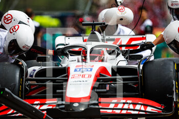 2022-04-23 - 20 MAGNUSSEN Kevin (den), Haas F1 Team VF-22 Ferrari, action pitstop during the Formula 1 Grand Premio del Made in Italy e dell'Emilia-Romagna 2022, 4th round of the 2022 FIA Formula One World Championship, on the Imola Circuit, from April 22 to 24, 2022 in Imola, Italy - FORMULA 1 GRAND PREMIO DEL MADE IN ITALY E DELL'EMILIA-ROMAGNA 2022, 4TH ROUND OF THE 2022 FIA FORMULA ONE WORLD CHAMPIONSHIP - FORMULA 1 - MOTORS