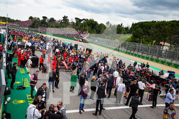 2022-04-23 - Starting Gird atmosphere during the Formula 1 Grand Premio del Made in Italy e dell'Emilia-Romagna 2022, 4th round of the 2022 FIA Formula One World Championship, on the Imola Circuit, from April 22 to 24, 2022 in Imola, Italy - FORMULA 1 GRAND PREMIO DEL MADE IN ITALY E DELL'EMILIA-ROMAGNA 2022, 4TH ROUND OF THE 2022 FIA FORMULA ONE WORLD CHAMPIONSHIP - FORMULA 1 - MOTORS