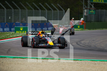 2022-04-23 - 01 VERSTAPPEN Max (nld), Red Bull Racing RB18, 16 LECLERC Charles (mco), Scuderia Ferrari F1-75, action during the Formula 1 Grand Premio del Made in Italy e dell'Emilia-Romagna 2022, 4th round of the 2022 FIA Formula One World Championship, on the Imola Circuit, from April 22 to 24, 2022 in Imola, Italy - FORMULA 1 GRAND PREMIO DEL MADE IN ITALY E DELL'EMILIA-ROMAGNA 2022, 4TH ROUND OF THE 2022 FIA FORMULA ONE WORLD CHAMPIONSHIP - FORMULA 1 - MOTORS