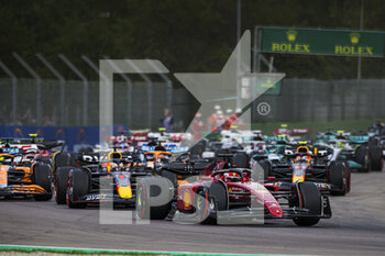 2022-04-23 - Start of the race, 16 LECLERC Charles (mco), Scuderia Ferrari F1-75, 01 VERSTAPPEN Max (nld), Red Bull Racing RB18, action during the Formula 1 Grand Premio del Made in Italy e dell'Emilia-Romagna 2022, 4th round of the 2022 FIA Formula One World Championship, on the Imola Circuit, from April 22 to 24, 2022 in Imola, Italy - FORMULA 1 GRAND PREMIO DEL MADE IN ITALY E DELL'EMILIA-ROMAGNA 2022, 4TH ROUND OF THE 2022 FIA FORMULA ONE WORLD CHAMPIONSHIP - FORMULA 1 - MOTORS