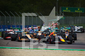 2022-04-23 - Start of the Sprint Race: 01 VERSTAPPEN Max (nld), Red Bull Racing RB18, 04 NORRIS Lando (gbr), McLaren F1 Team MCL36, 11 PEREZ Sergio (mex), Red Bull Racing RB18, action during the Formula 1 Grand Premio del Made in Italy e dell'Emilia-Romagna 2022, 4th round of the 2022 FIA Formula One World Championship, on the Imola Circuit, from April 22 to 24, 2022 in Imola, Italy - FORMULA 1 GRAND PREMIO DEL MADE IN ITALY E DELL'EMILIA-ROMAGNA 2022, 4TH ROUND OF THE 2022 FIA FORMULA ONE WORLD CHAMPIONSHIP - FORMULA 1 - MOTORS
