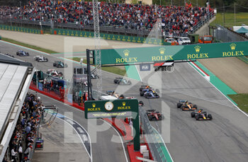 2022-04-23 - Start of the race, 01 VERSTAPPEN Max (nld), Red Bull Racing RB18, action during the Formula 1 Grand Premio del Made in Italy e dell'Emilia-Romagna 2022, 4th round of the 2022 FIA Formula One World Championship, on the Imola Circuit, from April 22 to 24, 2022 in Imola, Italy - FORMULA 1 GRAND PREMIO DEL MADE IN ITALY E DELL'EMILIA-ROMAGNA 2022, 4TH ROUND OF THE 2022 FIA FORMULA ONE WORLD CHAMPIONSHIP - FORMULA 1 - MOTORS