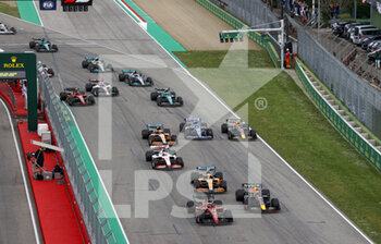 2022-04-23 - Start of the race, 01 VERSTAPPEN Max (nld), Red Bull Racing RB18, 16 LECLERC Charles (mco), Scuderia Ferrari F1-75, action during the Formula 1 Grand Premio del Made in Italy e dell'Emilia-Romagna 2022, 4th round of the 2022 FIA Formula One World Championship, on the Imola Circuit, from April 22 to 24, 2022 in Imola, Italy - FORMULA 1 GRAND PREMIO DEL MADE IN ITALY E DELL'EMILIA-ROMAGNA 2022, 4TH ROUND OF THE 2022 FIA FORMULA ONE WORLD CHAMPIONSHIP - FORMULA 1 - MOTORS