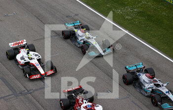 2022-04-23 - Start of the Race 47 SCHUMACHER Mick (ger), Haas F1 Team VF-22 Ferrari, 44 HAMILTON Lewis (gbr), Mercedes AMG F1 Team W13, action during the Formula 1 Grand Premio del Made in Italy e dell'Emilia-Romagna 2022, 4th round of the 2022 FIA Formula One World Championship, on the Imola Circuit, from April 22 to 24, 2022 in Imola, Italy - FORMULA 1 GRAND PREMIO DEL MADE IN ITALY E DELL'EMILIA-ROMAGNA 2022, 4TH ROUND OF THE 2022 FIA FORMULA ONE WORLD CHAMPIONSHIP - FORMULA 1 - MOTORS