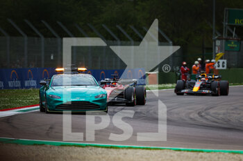 2022-04-23 - FIA Aston Martin Safety Car in action in front of LECLERC Charles (mco), Scuderia Ferrari F1-75, and VERSTAPPEN Max (ned), Red Bull Racing RB18, during the Formula 1 Grand Premio del Made in Italy e dell'Emilia-Romagna 2022, 4th round of the 2022 FIA Formula One World Championship, on the Imola Circuit, from April 22 to 24, 2022 in Imola, Italy - FORMULA 1 GRAND PREMIO DEL MADE IN ITALY E DELL'EMILIA-ROMAGNA 2022, 4TH ROUND OF THE 2022 FIA FORMULA ONE WORLD CHAMPIONSHIP - FORMULA 1 - MOTORS