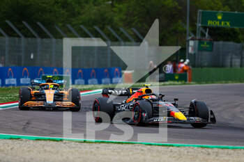 2022-04-23 - 11 PEREZ Sergio (mex), Red Bull Racing RB18, 04 NORRIS Lando (gbr), McLaren F1 Team MCL36, action during the Formula 1 Grand Premio del Made in Italy e dell'Emilia-Romagna 2022, 4th round of the 2022 FIA Formula One World Championship, on the Imola Circuit, from April 22 to 24, 2022 in Imola, Italy - FORMULA 1 GRAND PREMIO DEL MADE IN ITALY E DELL'EMILIA-ROMAGNA 2022, 4TH ROUND OF THE 2022 FIA FORMULA ONE WORLD CHAMPIONSHIP - FORMULA 1 - MOTORS