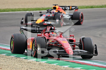 2022-04-23 - 16 LECLERC Charles (mco), Scuderia Ferrari F1-75, 01 VERSTAPPEN Max (nld), Red Bull Racing RB18, action during the Formula 1 Grand Premio del Made in Italy e dell'Emilia-Romagna 2022, 4th round of the 2022 FIA Formula One World Championship, on the Imola Circuit, from April 22 to 24, 2022 in Imola, Italy - FORMULA 1 GRAND PREMIO DEL MADE IN ITALY E DELL'EMILIA-ROMAGNA 2022, 4TH ROUND OF THE 2022 FIA FORMULA ONE WORLD CHAMPIONSHIP - FORMULA 1 - MOTORS