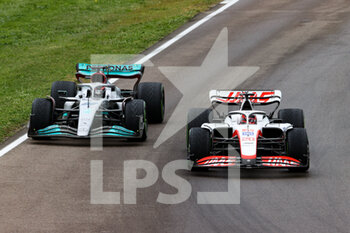 2022-04-24 - 20 MAGNUSSEN Kevin (den), Haas F1 Team VF-22 Ferrari, action 63 RUSSELL George (gbr), Mercedes AMG F1 Team W13, action during the Formula 1 Grand Premio del Made in Italy e dell'Emilia-Romagna 2022, 4th round of the 2022 FIA Formula One World Championship, on the Imola Circuit, from April 22 to 24, 2022 in Imola, Italy - FORMULA 1 GRAND PREMIO DEL MADE IN ITALY E DELL'EMILIA-ROMAGNA 2022, 4TH ROUND OF THE 2022 FIA FORMULA ONE WORLD CHAMPIONSHIP - FORMULA 1 - MOTORS