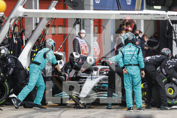 2022-04-24 - 63 RUSSELL George (gbr), Mercedes AMG F1 Team W13, action pitlane,pitstop during the Formula 1 Grand Premio del Made in Italy e dell'Emilia-Romagna 2022, 4th round of the 2022 FIA Formula One World Championship, on the Imola Circuit, from April 22 to 24, 2022 in Imola, Italy - FORMULA 1 GRAND PREMIO DEL MADE IN ITALY E DELL'EMILIA-ROMAGNA 2022, 4TH ROUND OF THE 2022 FIA FORMULA ONE WORLD CHAMPIONSHIP - FORMULA 1 - MOTORS