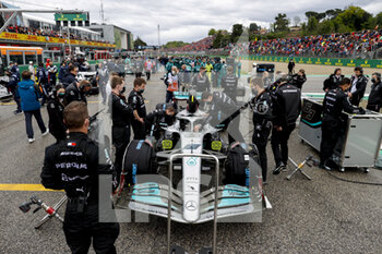 2022-04-24 - 63 RUSSELL George (gbr), Mercedes AMG F1 Team W13, on the grid during the Formula 1 Grand Premio del Made in Italy e dell'Emilia-Romagna 2022, 4th round of the 2022 FIA Formula One World Championship, on the Imola Circuit, from April 22 to 24, 2022 in Imola, Italy - FORMULA 1 GRAND PREMIO DEL MADE IN ITALY E DELL'EMILIA-ROMAGNA 2022, 4TH ROUND OF THE 2022 FIA FORMULA ONE WORLD CHAMPIONSHIP - FORMULA 1 - MOTORS