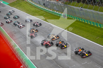 2022-04-24 - Start, 01 VERSTAPPEN Max (nld), Red Bull Racing RB18, action 11 PEREZ Sergio (mex), Red Bull Racing RB18, action 16 LECLERC Charles (mco), Scuderia Ferrari F1-75, action 04 NORRIS Lando (gbr), McLaren F1 Team MCL36, action during the Formula 1 Grand Premio del Made in Italy e dell'Emilia-Romagna 2022, 4th round of the 2022 FIA Formula One World Championship, on the Imola Circuit, from April 22 to 24, 2022 in Imola, Italy - FORMULA 1 GRAND PREMIO DEL MADE IN ITALY E DELL'EMILIA-ROMAGNA 2022, 4TH ROUND OF THE 2022 FIA FORMULA ONE WORLD CHAMPIONSHIP - FORMULA 1 - MOTORS