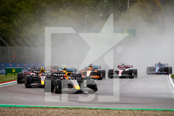 2022-04-24 - start of the race, depart,01 VERSTAPPEN Max (nld), Red Bull Racing RB18, action during the Formula 1 Grand Premio del Made in Italy e dell'Emilia-Romagna 2022, 4th round of the 2022 FIA Formula One World Championship, on the Imola Circuit, from April 22 to 24, 2022 in Imola, Italy - FORMULA 1 GRAND PREMIO DEL MADE IN ITALY E DELL'EMILIA-ROMAGNA 2022, 4TH ROUND OF THE 2022 FIA FORMULA ONE WORLD CHAMPIONSHIP - FORMULA 1 - MOTORS