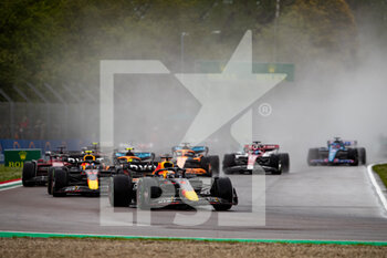 2022-04-24 - start of the race, depart, 01 VERSTAPPEN Max (nld), Red Bull Racing RB18, action during the Formula 1 Grand Premio del Made in Italy e dell'Emilia-Romagna 2022, 4th round of the 2022 FIA Formula One World Championship, on the Imola Circuit, from April 22 to 24, 2022 in Imola, Italy - FORMULA 1 GRAND PREMIO DEL MADE IN ITALY E DELL'EMILIA-ROMAGNA 2022, 4TH ROUND OF THE 2022 FIA FORMULA ONE WORLD CHAMPIONSHIP - FORMULA 1 - MOTORS