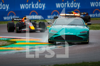 2022-04-24 - FIA Aston Martin Safety Car in front of VERSTAPPEN Max (ned), Red Bull Racing RB18, action during the Formula 1 Grand Premio del Made in Italy e dell'Emilia-Romagna 2022, 4th round of the 2022 FIA Formula One World Championship, on the Imola Circuit, from April 22 to 24, 2022 in Imola, Italy - FORMULA 1 GRAND PREMIO DEL MADE IN ITALY E DELL'EMILIA-ROMAGNA 2022, 4TH ROUND OF THE 2022 FIA FORMULA ONE WORLD CHAMPIONSHIP - FORMULA 1 - MOTORS