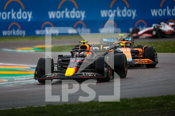 2022-04-24 - 11 PEREZ Sergio (mex), Red Bull Racing RB18, 04 NORRIS Lando (gbr), McLaren F1 Team MCL36, action during the Formula 1 Grand Premio del Made in Italy e dell'Emilia-Romagna 2022, 4th round of the 2022 FIA Formula One World Championship, on the Imola Circuit, from April 22 to 24, 2022 in Imola, Italy - FORMULA 1 GRAND PREMIO DEL MADE IN ITALY E DELL'EMILIA-ROMAGNA 2022, 4TH ROUND OF THE 2022 FIA FORMULA ONE WORLD CHAMPIONSHIP - FORMULA 1 - MOTORS
