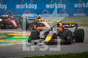 2022-04-24 - 11 PEREZ Sergio (mex), Red Bull Racing RB18, 04 NORRIS Lando (gbr), McLaren F1 Team MCL36, action during the Formula 1 Grand Premio del Made in Italy e dell'Emilia-Romagna 2022, 4th round of the 2022 FIA Formula One World Championship, on the Imola Circuit, from April 22 to 24, 2022 in Imola, Italy - FORMULA 1 GRAND PREMIO DEL MADE IN ITALY E DELL'EMILIA-ROMAGNA 2022, 4TH ROUND OF THE 2022 FIA FORMULA ONE WORLD CHAMPIONSHIP - FORMULA 1 - MOTORS